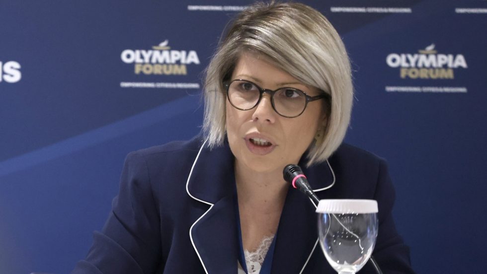 Η Δήμητρα Λυγούρα μιλάει κατά τη διάρκεια του 5ου Olympia Forum, στην Αρχαία Ολυμπία, στις 20 του περασμένου Οκτωβρίου